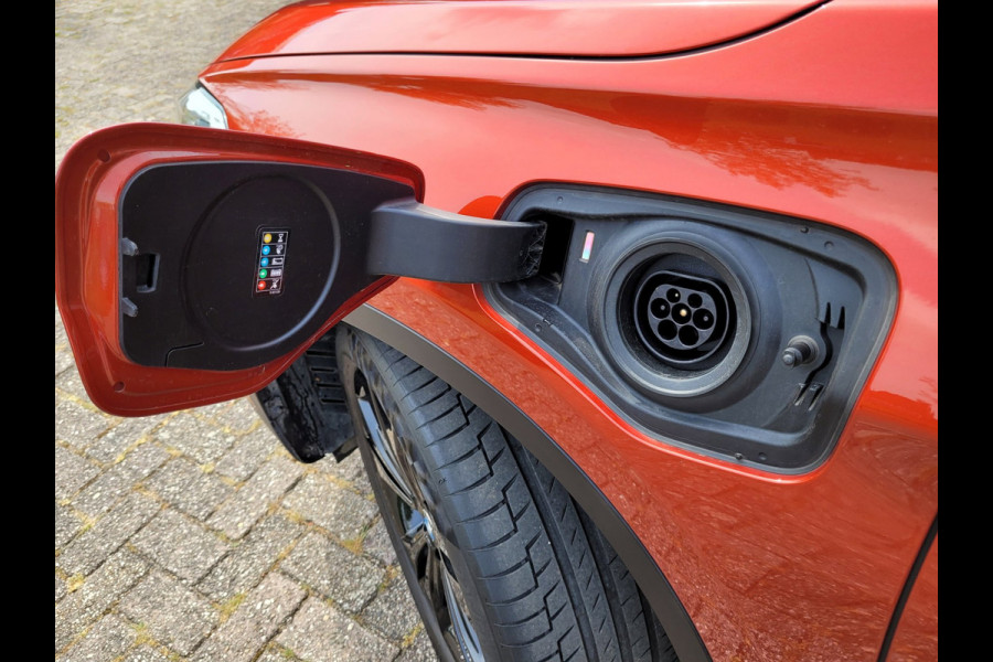 BMW X1 XDrive25e Pano, HUD, Cam, Trekhaak, Keyless (Sunset Orange Metallic)