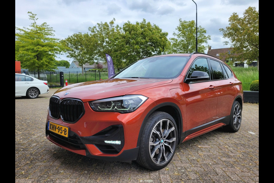 BMW X1 XDrive25e Pano, HUD, Cam, Trekhaak, Keyless (Sunset Orange Metallic)