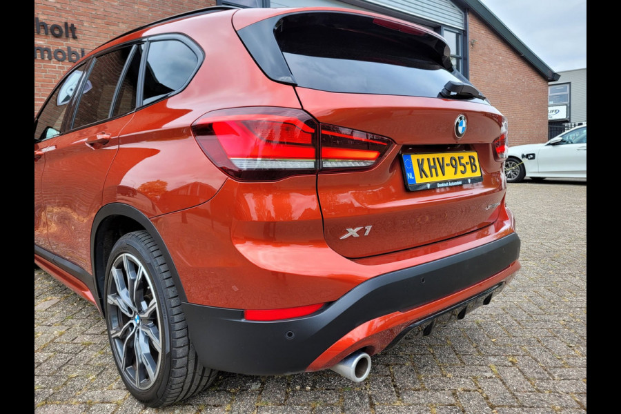 BMW X1 XDrive25e Pano, HUD, Cam, Trekhaak, Keyless (Sunset Orange Metallic)