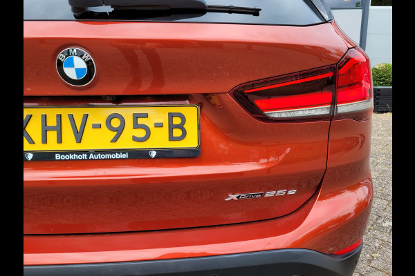 BMW X1 XDrive25e Pano, HUD, Cam, Trekhaak, Keyless (Sunset Orange Metallic)