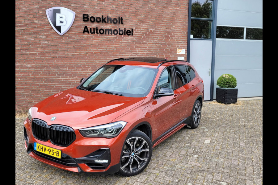 BMW X1 XDrive25e Pano, HUD, Cam, Trekhaak, Keyless (Sunset Orange Metallic)