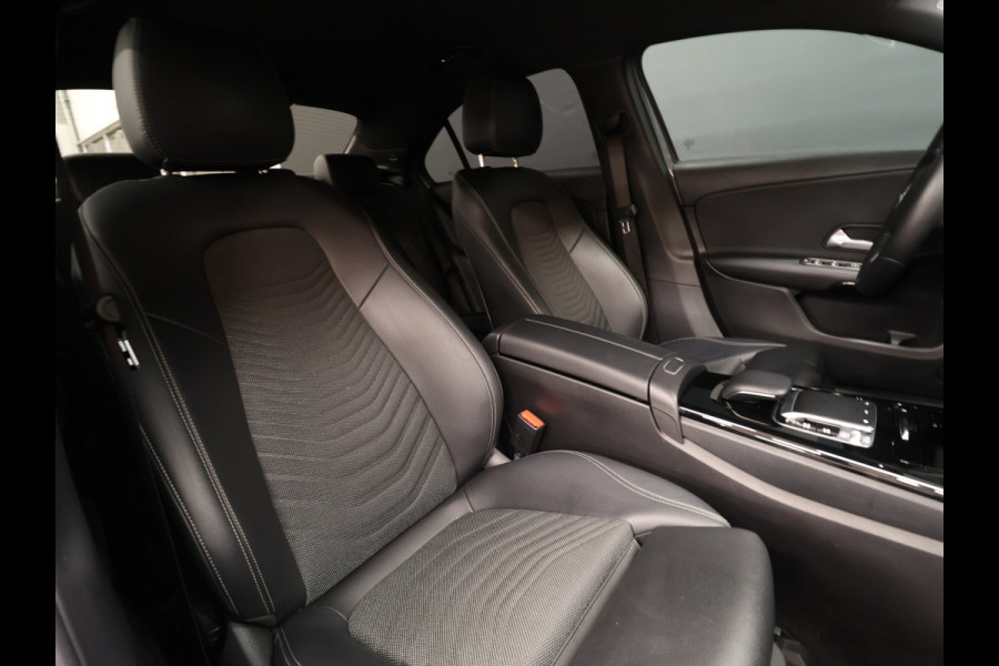 Mercedes-Benz A-Klasse 200 Business Solution [APPLE CARPLAY, ANDROID, STOELVERWARMING, CAMERA, PDC 360, DIGITAL DASH, CRUISE CONTROL, CLIMATE CONTROL, NIEUWSTAAT]