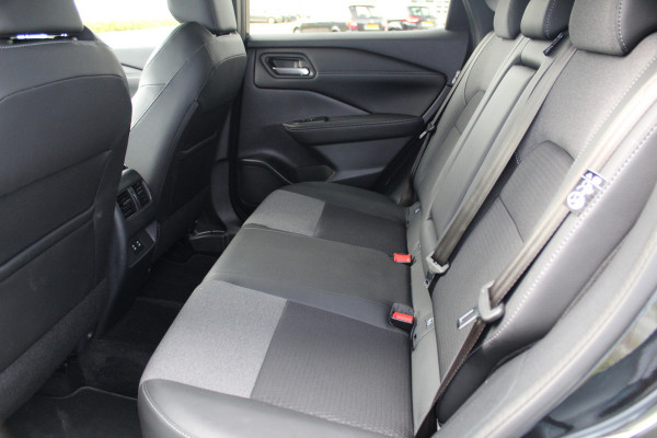 Nissan QASHQAI 1.3-158pk MHEV Xtronic N-Connecta AUTOMAAT ! Gun u het comfort en gemak van deze prachtige automaat ! Navigatie, Cruise Cntrl, Autm. airco dual, Camera, Dodehoek assist, Winter Pack, All Season banden, Digitaal dashboard, LED verlichting etc.