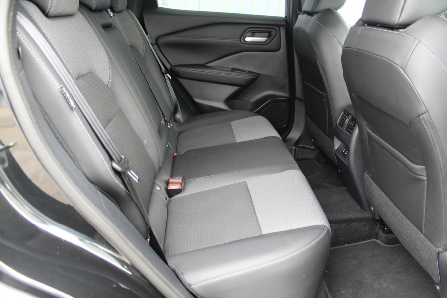 Nissan QASHQAI 1.3-158pk MHEV Xtronic N-Connecta AUTOMAAT ! Gun u het comfort en gemak van deze prachtige automaat ! Navigatie, Cruise Cntrl, Autm. airco dual, Camera, Dodehoek assist, Winter Pack, All Season banden, Digitaal dashboard, LED verlichting etc.