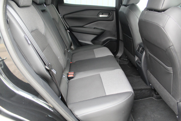 Nissan QASHQAI 1.3-158pk MHEV Xtronic N-Connecta AUTOMAAT ! Gun u het comfort en gemak van deze prachtige automaat ! Navigatie, Cruise Cntrl, Autm. airco dual, Camera, Dodehoek assist, Winter Pack, All Season banden, Digitaal dashboard, LED verlichting etc.