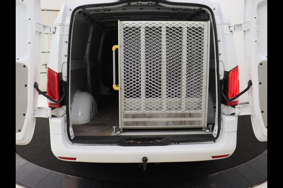 Mercedes-Benz Vito 114 CDI Extra Lang | Oprijplaat | Trekhaak | Camera | Stoelverwarming | 19'' | Cruise control | Bluetooth | Airco | 3-Persoons