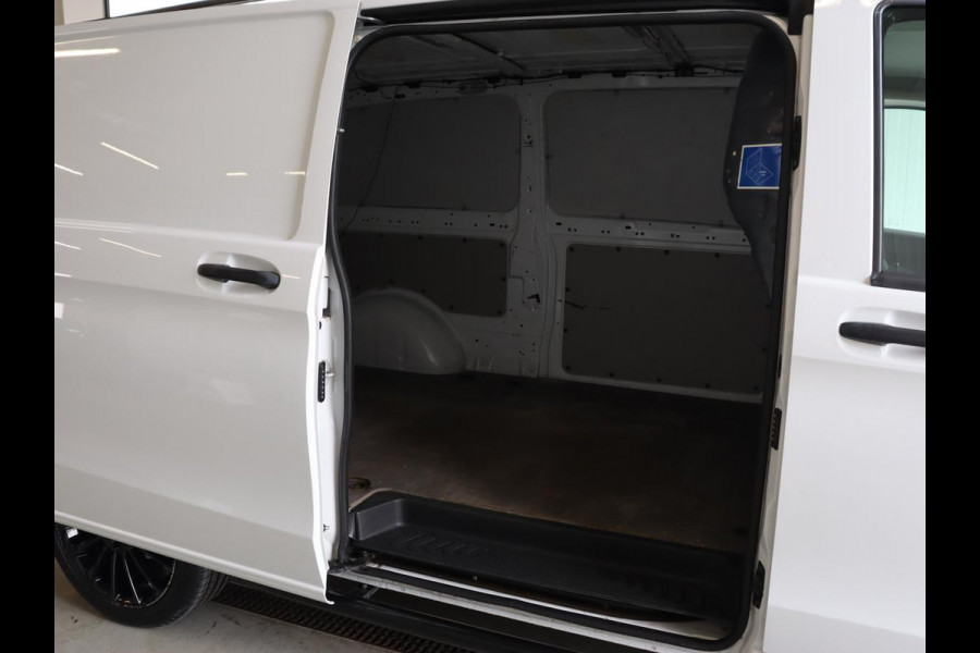 Mercedes-Benz Vito 114 CDI Extra Lang | Oprijplaat | Trekhaak | Camera | Stoelverwarming | 19'' | Cruise control | Bluetooth | Airco | 3-Persoons