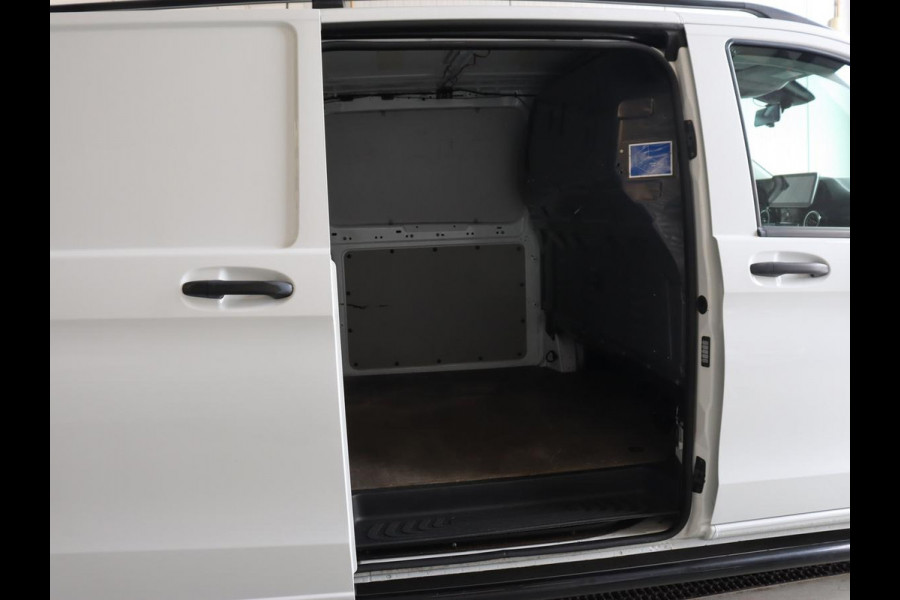 Mercedes-Benz Vito 114 CDI Extra Lang | Oprijplaat | Trekhaak | Camera | Stoelverwarming | 19'' | Cruise control | Bluetooth | Airco | 3-Persoons