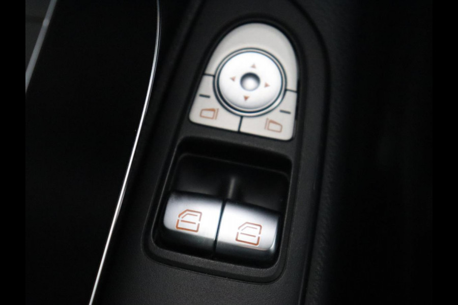 Mercedes-Benz Vito 114 CDI Extra Lang | Oprijplaat | Trekhaak | Camera | Stoelverwarming | 19'' | Cruise control | Bluetooth | Airco | 3-Persoons
