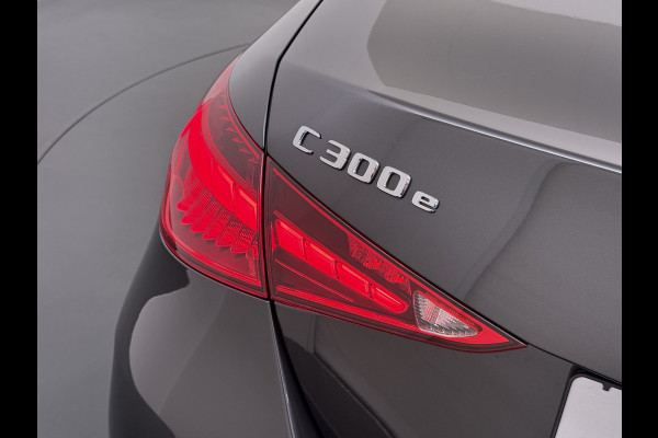 Mercedes-Benz C-Klasse 300e AMG // Trekhaak // Memory // 360 Camera // Keyless // Digital Light // Privacy Glass // Carplay
