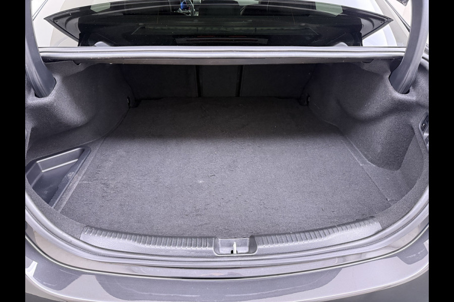 Mercedes-Benz C-Klasse 300e AMG // Trekhaak // Memory // 360 Camera // Keyless // Digital Light // Privacy Glass // Carplay
