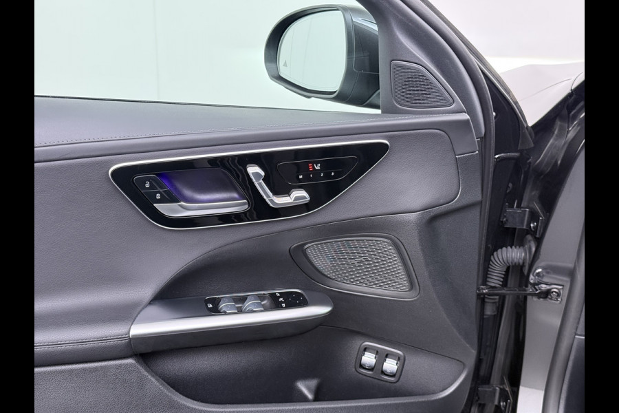 Mercedes-Benz C-Klasse 300e AMG // Trekhaak // Memory // 360 Camera // Keyless // Digital Light // Privacy Glass // Carplay