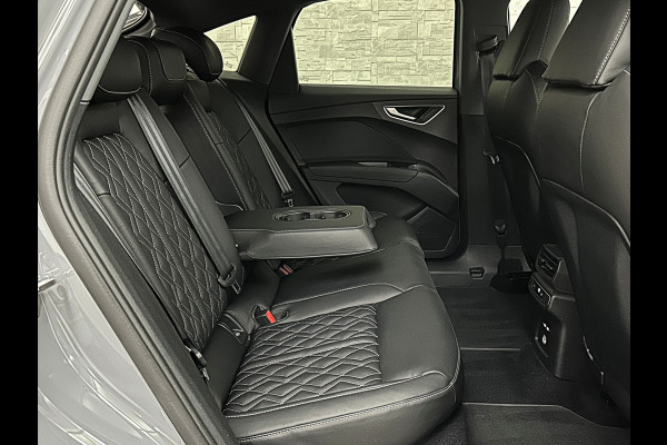 Audi Q4 e-tron 45 265pk Quattro RS-Leder | Uniek Interieur! | Sportstoelen | ACC | Sonos-Sound | Head-Up | 95% SOH | Sportstoelen | Keyless-Ent Memory | Groot Navi | Virtual-Cockpit | Getint Glas | 3-Zone Clima | Zwarte Hemel | LED | Carplay | Standkachel | Achteruitrij-Camera | Stoelverwarming |