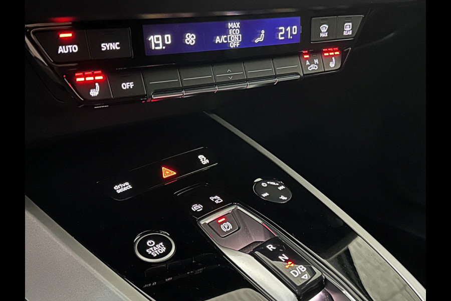 Audi Q4 e-tron 45 265pk Quattro RS-Leder | Uniek Interieur! | Sportstoelen | ACC | Sonos-Sound | Head-Up | 95% SOH | Sportstoelen | Keyless-Ent Memory | Groot Navi | Virtual-Cockpit | Getint Glas | 3-Zone Clima | Zwarte Hemel | LED | Carplay | Standkachel | Achteruitrij-Camera | Stoelverwarming |