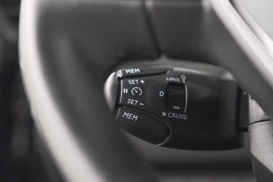 Peugeot 2008 PureTech 100 Allure | Apple Carplay | Parkeersensoren | Climate Control | Cruise Control