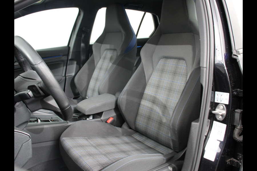 Volkswagen Golf 1.4 eHybrid GTE Automaat Climate Control Adaptieve Cruise Control Digitale Cockpit Sfeerverlichting Stuurwielverwarming Navigatie Apple Carplay/Android Stoelverwarming Achteruitkijk camera