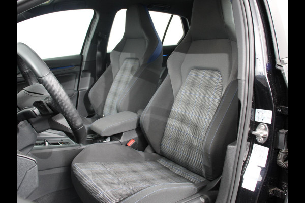 Volkswagen Golf 1.4 eHybrid GTE Automaat Climate Control Adaptieve Cruise Control Digitale Cockpit Sfeerverlichting Stuurwielverwarming Navigatie Apple Carplay/Android Stoelverwarming Achteruitkijk camera
