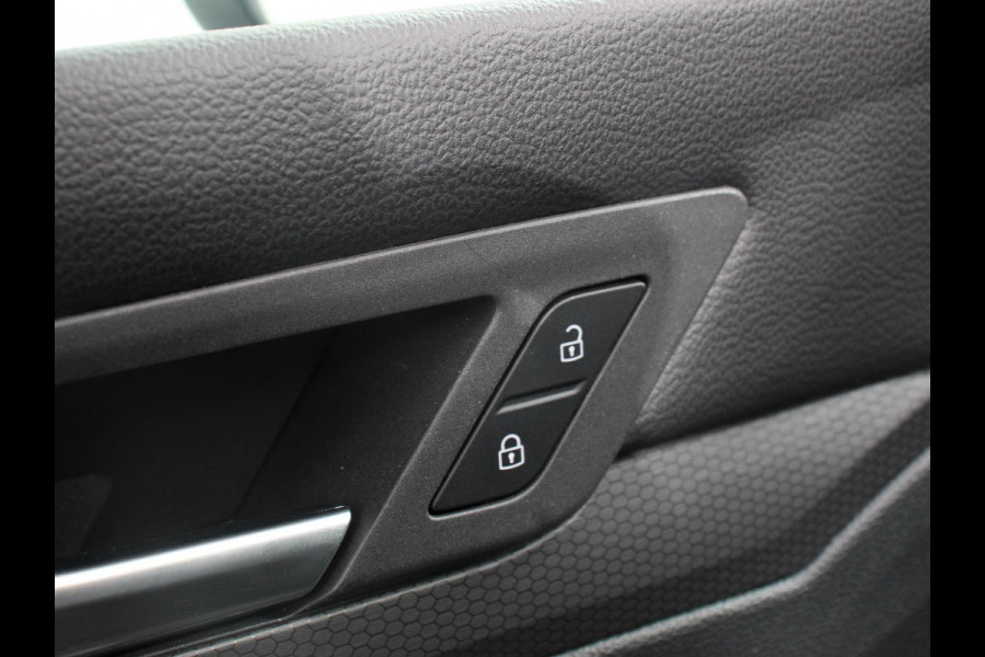 Volkswagen Golf 1.4 eHybrid GTE Automaat Climate Control Adaptieve Cruise Control Digitale Cockpit Sfeerverlichting Stuurwielverwarming Navigatie Apple Carplay/Android Stoelverwarming Achteruitkijk camera