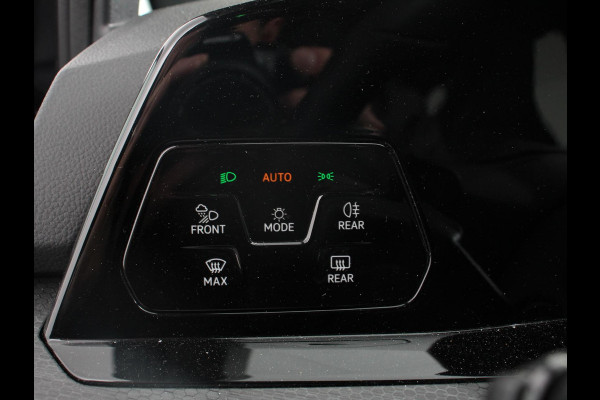 Volkswagen Golf 1.4 eHybrid GTE Automaat Climate Control Adaptieve Cruise Control Digitale Cockpit Sfeerverlichting Stuurwielverwarming Navigatie Apple Carplay/Android Stoelverwarming Achteruitkijk camera