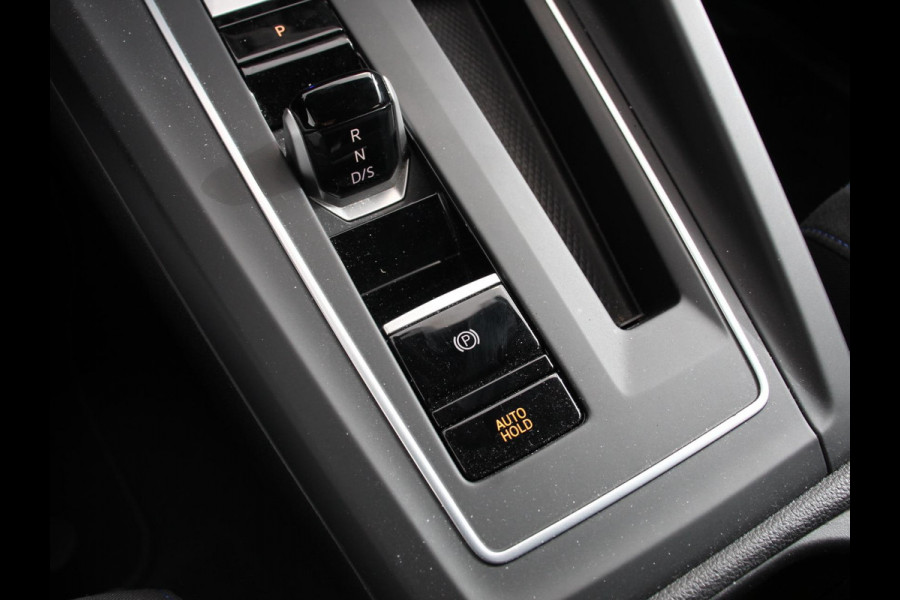 Volkswagen Golf 1.4 eHybrid GTE Automaat Climate Control Adaptieve Cruise Control Digitale Cockpit Sfeerverlichting Stuurwielverwarming Navigatie Apple Carplay/Android Stoelverwarming Achteruitkijk camera