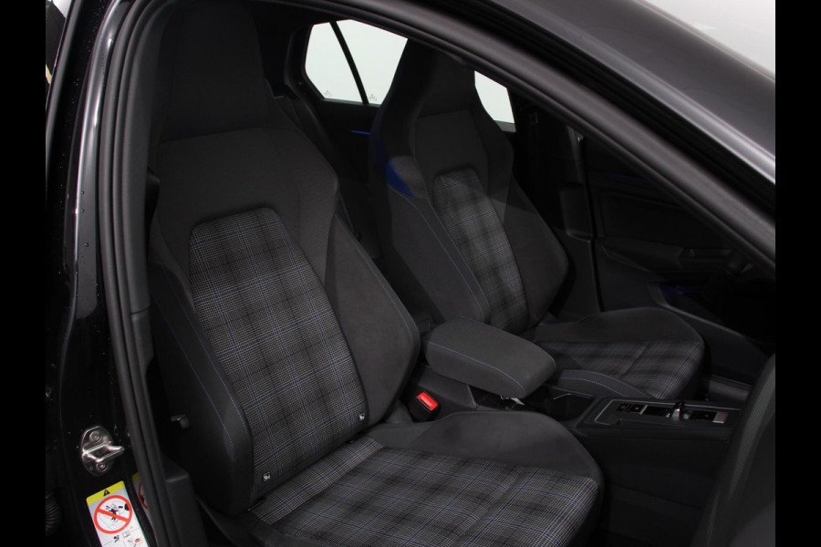 Volkswagen Golf 1.4 eHybrid GTE Automaat Climate Control Adaptieve Cruise Control Digitale Cockpit Sfeerverlichting Stuurwielverwarming Navigatie Apple Carplay/Android Stoelverwarming Achteruitkijk camera