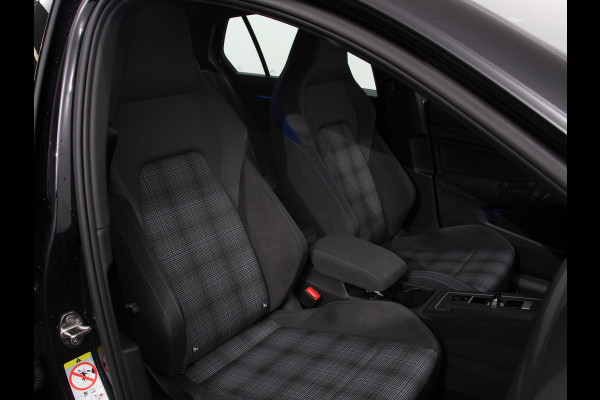 Volkswagen Golf 1.4 eHybrid GTE Automaat Climate Control Adaptieve Cruise Control Digitale Cockpit Sfeerverlichting Stuurwielverwarming Navigatie Apple Carplay/Android Stoelverwarming Achteruitkijk camera