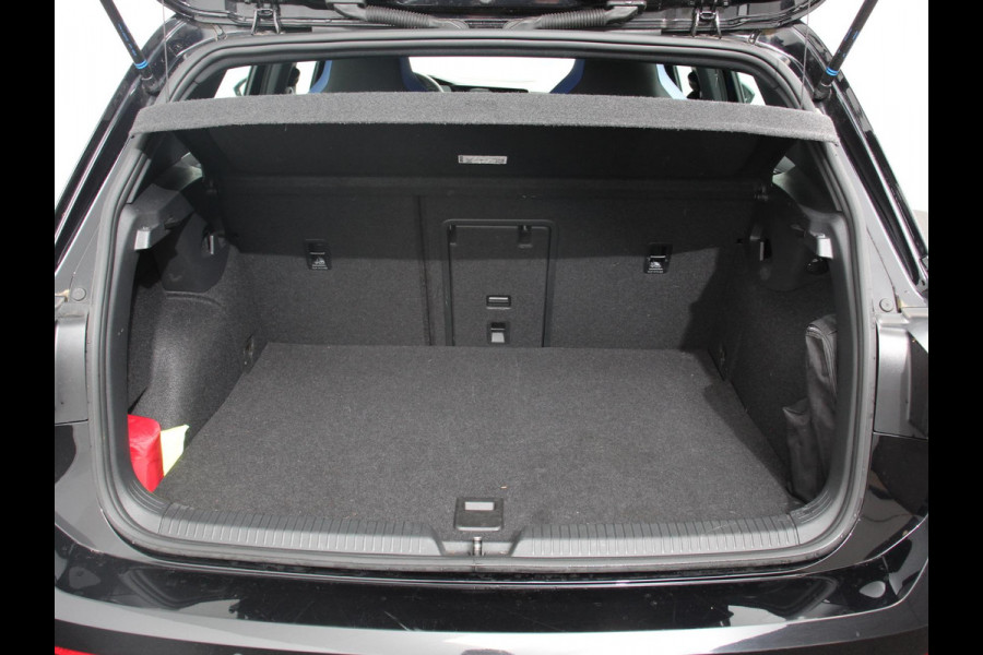 Volkswagen Golf 1.4 eHybrid GTE Automaat Climate Control Adaptieve Cruise Control Digitale Cockpit Sfeerverlichting Stuurwielverwarming Navigatie Apple Carplay/Android Stoelverwarming Achteruitkijk camera