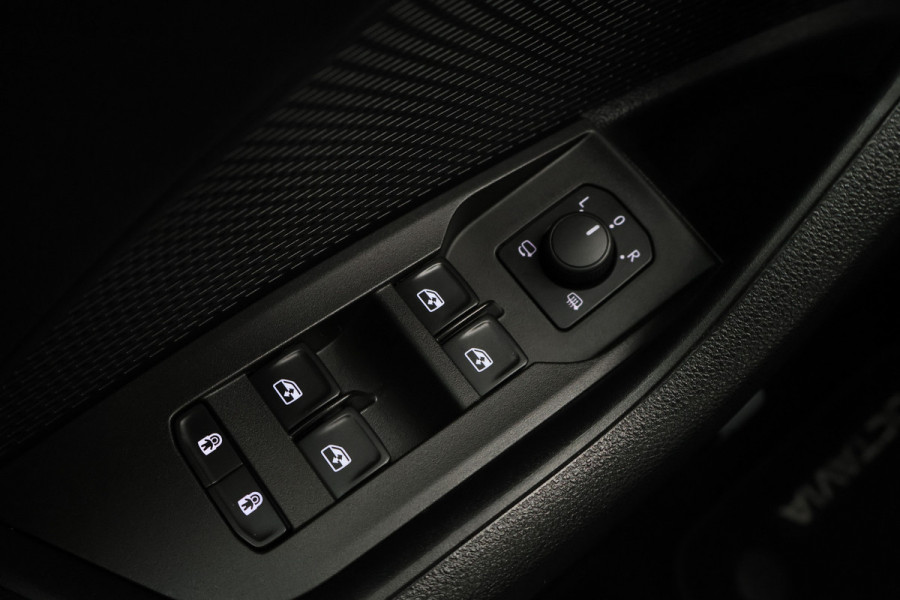 Škoda Octavia Combi 1.5 e-TSI Business Edition Virtual Cockpit, Apple Carplay, Cruise, LED, Climate, Trekhaak, 17''