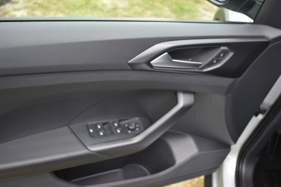 Volkswagen T-Cross 1.0 TSI Life Navigatie Stoelverwarming Carplay Automaat