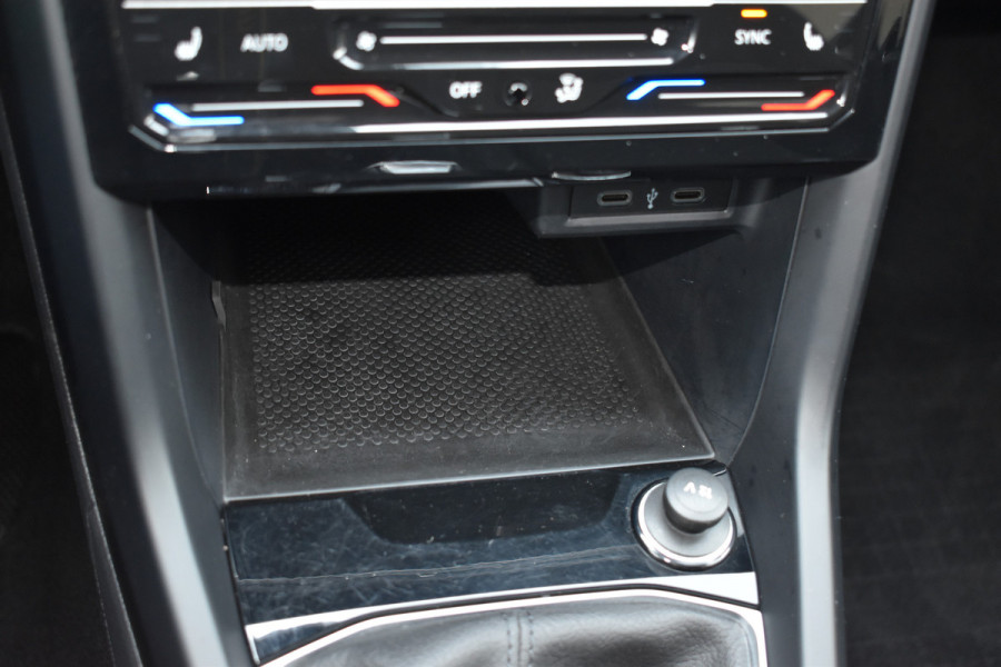 Volkswagen T-Cross 1.0 TSI Life Navigatie Stoelverwarming Carplay Automaat