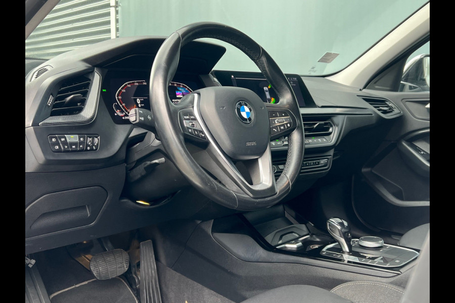 BMW 1-serie BWJ 2021 | 118i 136PK High Ex AUTOMAAT | SPORTSTOELEN | CLIMA | NAVI | CARPLAY | PDC 2X | LEDER/STOF | 18'' LMV