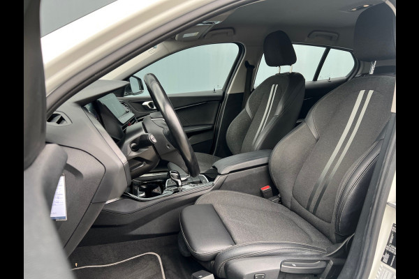 BMW 1-serie BWJ 2021 | 118i 136PK High Ex AUTOMAAT | SPORTSTOELEN | CLIMA | NAVI | CARPLAY | PDC 2X | LEDER/STOF | 18'' LMV