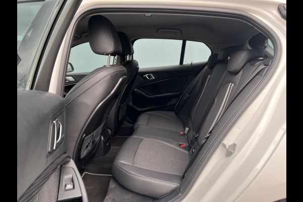 BMW 1-serie BWJ 2021 | 118i 136PK High Ex AUTOMAAT | SPORTSTOELEN | CLIMA | NAVI | CARPLAY | PDC 2X | LEDER/STOF | 18'' LMV