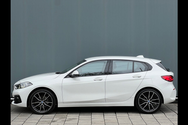 BMW 1-serie BWJ 2021 | 118i 136PK High Ex AUTOMAAT | SPORTSTOELEN | CLIMA | NAVI | CARPLAY | PDC 2X | LEDER/STOF | 18'' LMV