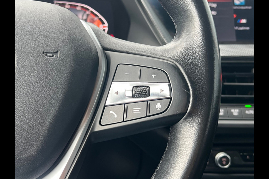 BMW 1-serie BWJ 2021 | 118i 136PK High Ex AUTOMAAT | SPORTSTOELEN | CLIMA | NAVI | CARPLAY | PDC 2X | LEDER/STOF | 18'' LMV