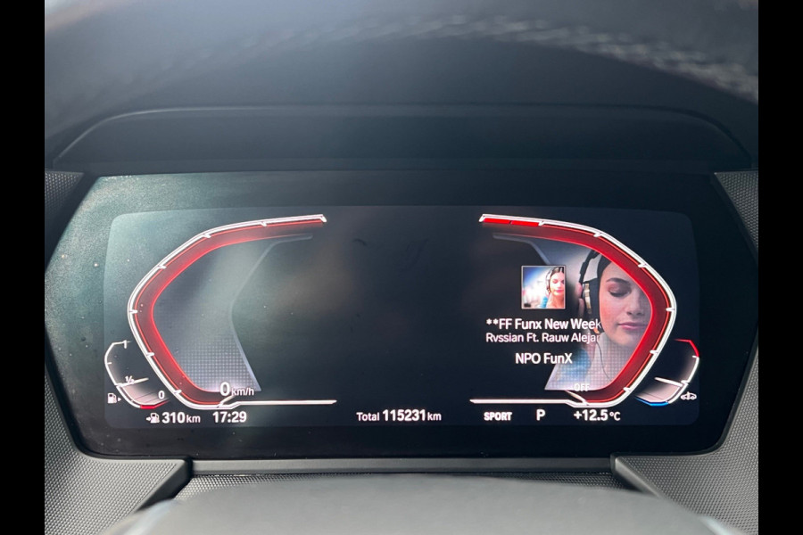 BMW 1-serie BWJ 2021 | 118i 136PK High Ex AUTOMAAT | SPORTSTOELEN | CLIMA | NAVI | CARPLAY | PDC 2X | LEDER/STOF | 18'' LMV