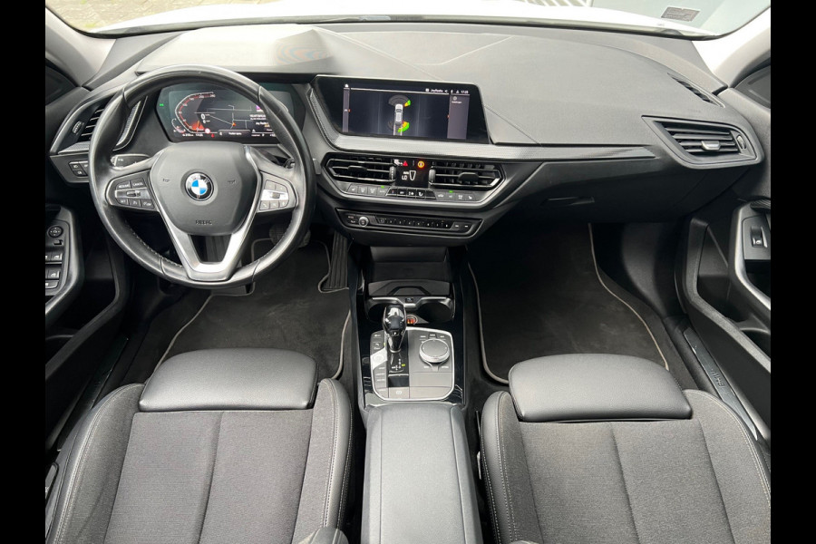 BMW 1-serie BWJ 2021 | 118i 136PK High Ex AUTOMAAT | SPORTSTOELEN | CLIMA | NAVI | CARPLAY | PDC 2X | LEDER/STOF | 18'' LMV