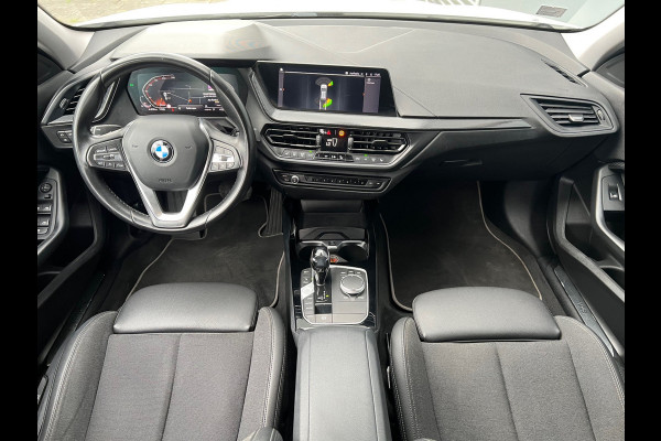 BMW 1-serie BWJ 2021 | 118i 136PK High Ex AUTOMAAT | SPORTSTOELEN | CLIMA | NAVI | CARPLAY | PDC 2X | LEDER/STOF | 18'' LMV