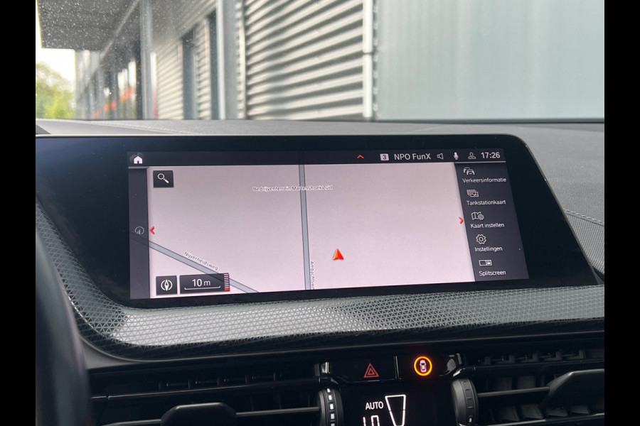 BMW 1-serie BWJ 2021 | 118i 136PK High Ex AUTOMAAT | SPORTSTOELEN | CLIMA | NAVI | CARPLAY | PDC 2X | LEDER/STOF | 18'' LMV