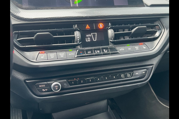 BMW 1-serie BWJ 2021 | 118i 136PK High Ex AUTOMAAT | SPORTSTOELEN | CLIMA | NAVI | CARPLAY | PDC 2X | LEDER/STOF | 18'' LMV
