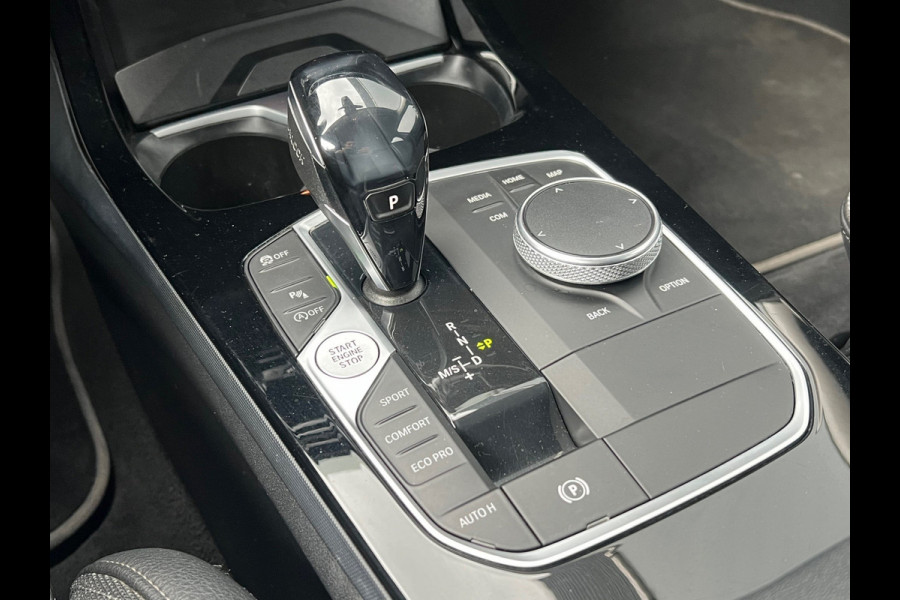BMW 1-serie BWJ 2021 | 118i 136PK High Ex AUTOMAAT | SPORTSTOELEN | CLIMA | NAVI | CARPLAY | PDC 2X | LEDER/STOF | 18'' LMV