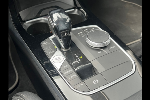 BMW 1-serie BWJ 2021 | 118i 136PK High Ex AUTOMAAT | SPORTSTOELEN | CLIMA | NAVI | CARPLAY | PDC 2X | LEDER/STOF | 18'' LMV