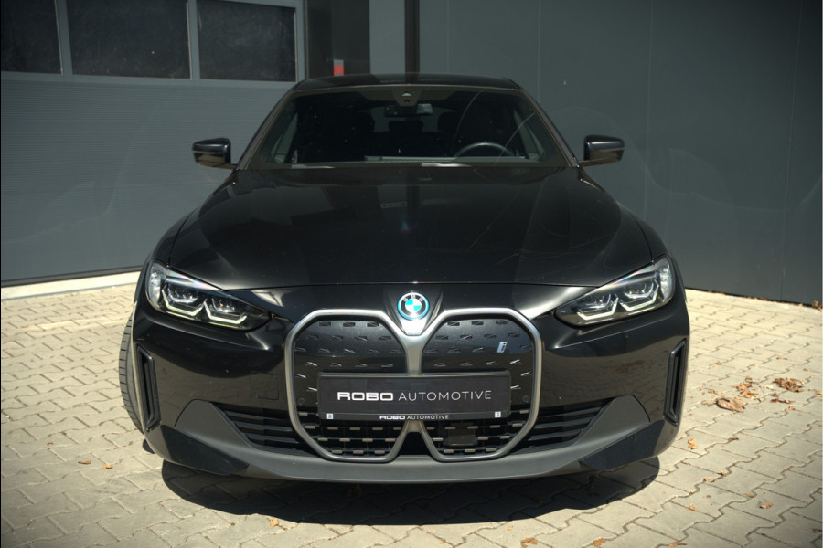 BMW i4 eDrive40 84 kWh | Stoelverwarming | Stuurverwarming | Apple Carplay | Adaptive Cruise Control | Memory Seat | Trekhaak | Camera | Parkeersensoren | Navigatie | Ambiance Verlichting | HIFI | SOH 96.52% |