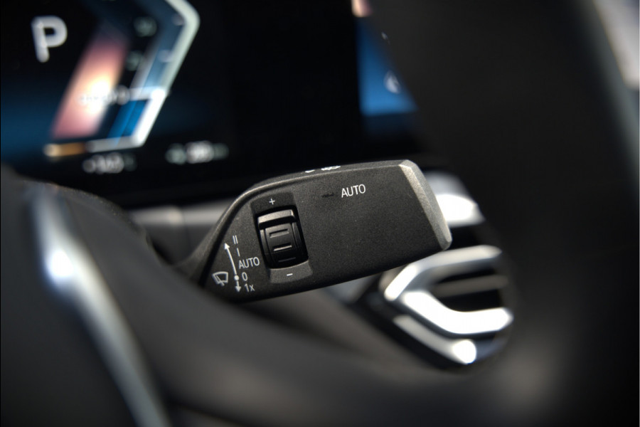 BMW i4 eDrive40 84 kWh | Stoelverwarming | Stuurverwarming | Apple Carplay | Adaptive Cruise Control | Memory Seat | Trekhaak | Camera | Parkeersensoren | Navigatie | Ambiance Verlichting | HIFI | SOH 96.52% |