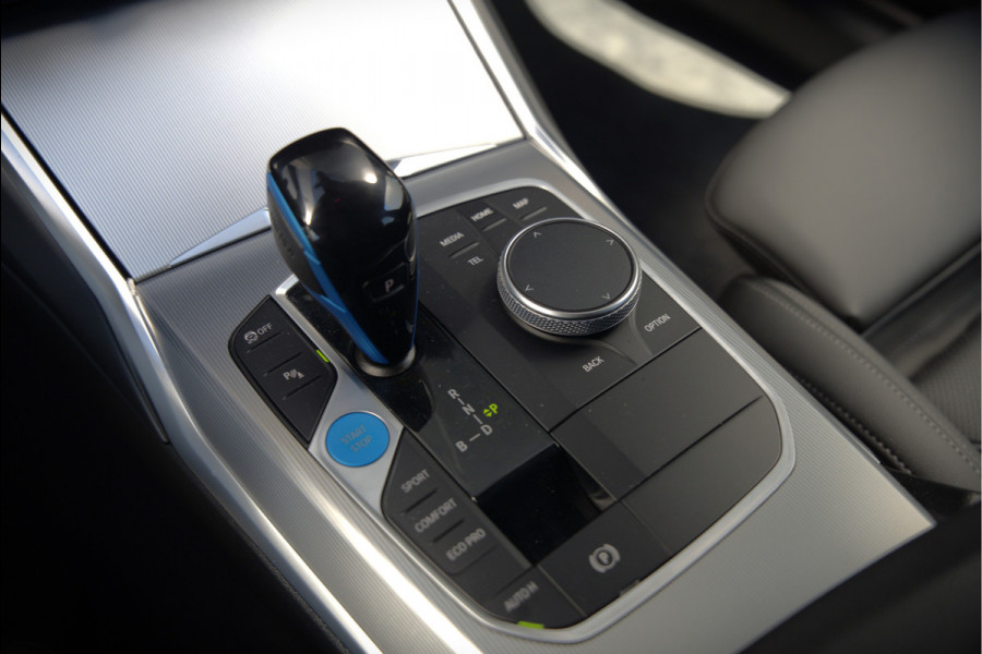 BMW i4 eDrive40 84 kWh | Stoelverwarming | Stuurverwarming | Apple Carplay | Adaptive Cruise Control | Memory Seat | Trekhaak | Camera | Parkeersensoren | Navigatie | Ambiance Verlichting | HIFI | SOH 96.52% |