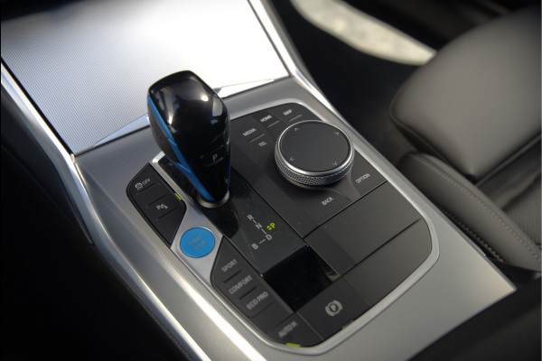 BMW i4 eDrive40 84 kWh | Stoelverwarming | Stuurverwarming | Apple Carplay | Adaptive Cruise Control | Memory Seat | Trekhaak | Camera | Parkeersensoren | Navigatie | Ambiance Verlichting | HIFI | SOH 96.52% |