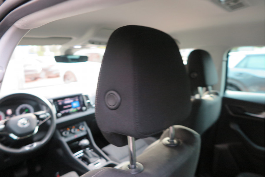 Škoda Karoq 1.5 TSI 150pk DSG ACT Business Edition Plus Trekhaak ,Side assist , Lane assist , Adaptive cruise, Stoelverwarming ,Navi, PDC , Camera etc. .