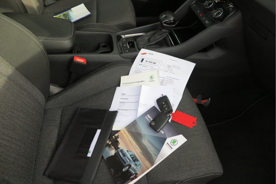 Škoda Karoq 1.5 TSI 150pk DSG ACT Business Edition Plus Trekhaak ,Side assist , Lane assist , Adaptive cruise, Stoelverwarming ,Navi, PDC , Camera etc. .