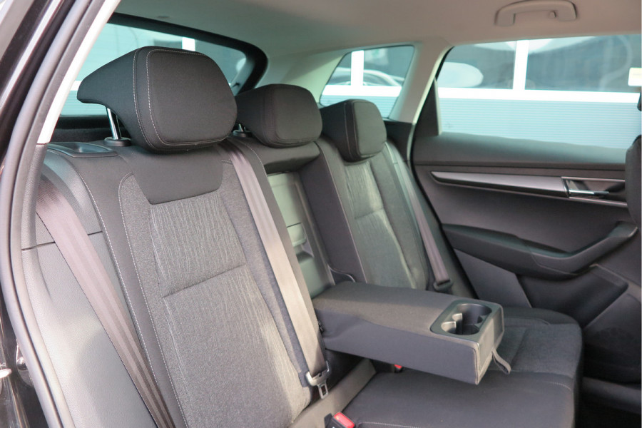 Škoda Karoq 1.5 TSI 150pk DSG ACT Business Edition Plus Trekhaak ,Side assist , Lane assist , Adaptive cruise, Stoelverwarming ,Navi, PDC , Camera etc. .