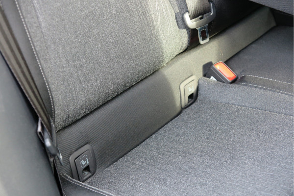 Škoda Karoq 1.5 TSI 150pk DSG ACT Business Edition Plus Trekhaak ,Side assist , Lane assist , Adaptive cruise, Stoelverwarming ,Navi, PDC , Camera etc. .